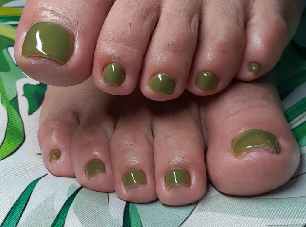 unas verde olivo